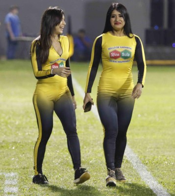 Las infartantes chicas que adornan la semifinal Real España-Marathón