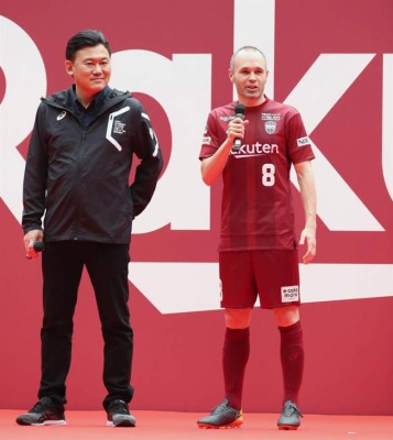 Locura asiática: Así fue la presentación de Iniesta con el Vissel Kobe de Japón