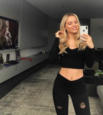 Jugador del Ajax la lía explicando cómo conquistó a su infartante novia alemana