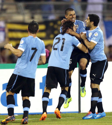 Uruguay golea a Jordania 5-0.