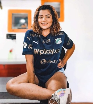 Mujer de palabra: Presentadora colombiana e hincha del Deportivo Cali se quita todo por apuesta