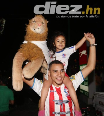 Aficionados festejan el título 29 del Olimpia en las calles