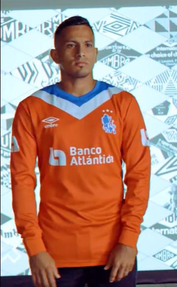 El precio y qué significan los números: las otras imágenes de la nueva camisa del Olimpia; así es la versión manga larga