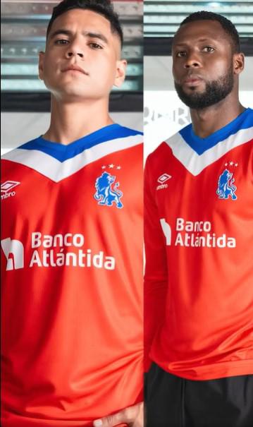 El precio y qué significan los números: las otras imágenes de la nueva camisa del Olimpia; así es la versión manga larga