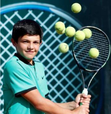 Valentín Vásquez apenas tiene 12 años y tiene un futuro prometedor en el tenis. Foto Nepatalí Romero.