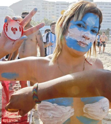 Argentinos y holandeses disfrutando de un gran ambiente en las gradas .