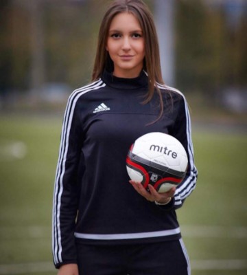 Ekaterina Kostjunina, la árbitro rusa que roba miradas en el mundo