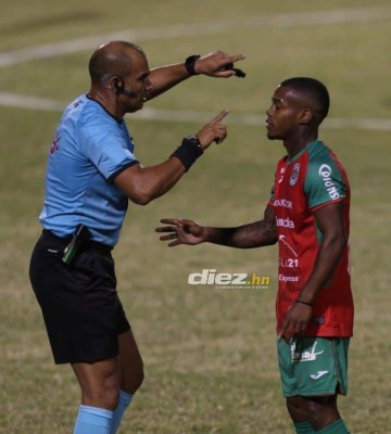 La bronca de Troglio y zafarrancho de Olimpia ante Marathón en el Nacional: ¡botellazo a Techera!