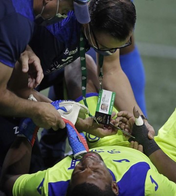 Patadas, agarrones y el espontáneo defendido por futbolistas: Las mejores fotos del Honduras-México en Atlanta