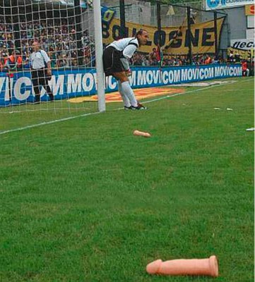 Las cosas más extrañas que se han lanzado a campos deportivos