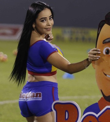 Las infartantes chicas que adornan la semifinal Real España-Marathón