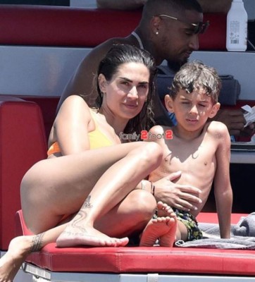 La espectacular mujer de Boateng vuelve a impresionar en sus vacaciones en una isla italiana