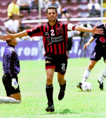 De famosos futbolistas a dirigir los dos grandes clásicos en Honduras: El pasado de los cuerpos técnicos