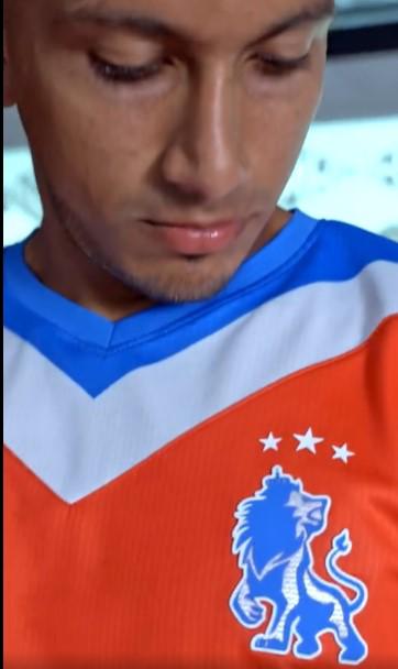 El precio y qué significan los números: las otras imágenes de la nueva camisa del Olimpia; así es la versión manga larga