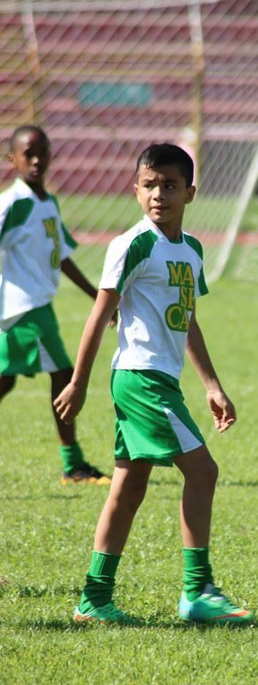 Bryan Samir (atrás) e Isaac Castillo son mejores amigos desde la infancia. Ahora ambos son futbolistas profesionales.