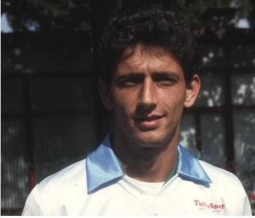 De futbolista profesional en Italia a vivir en la calle solo, enfermo y desnutrido; su primo fue héroe en un Mundial