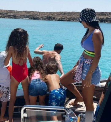 ¡Y tiene 46 años! La modelo libanesa y esposa de Cesc Fábregas deslumbra en sus vacaciones