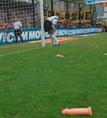 Las 10 cosas más raras lanzadas por los aficionados a un campo de fútbol