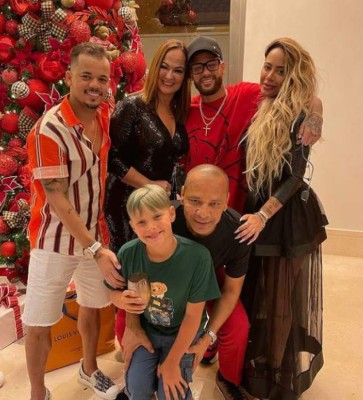 Apasionado beso de Thiago y uno en muletas: Así viven la navidad 2020 los cracks del fútbol