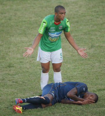 Imágenes del accidentado partido Marathón-Motagua
