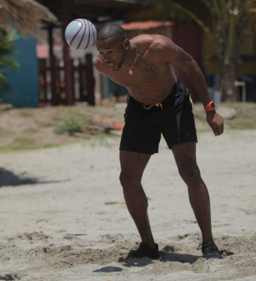 El reto del velocista hondureño Rolando Palacios en la playa