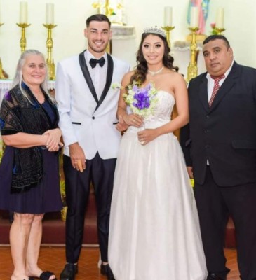 Exjugador del Olimpia se casa con hermosa paraguaya; figura del América de México lo felicita