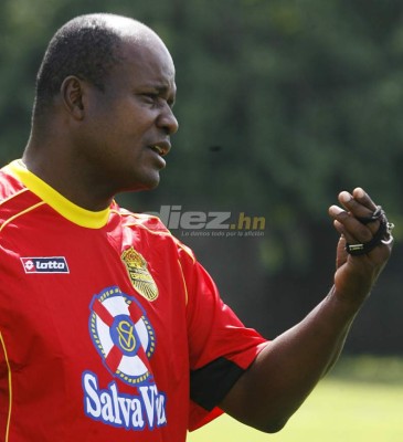 Real España: 19 procesos, 15 técnicos y apenas tres títulos en 10 años