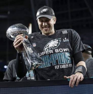 CJX145. Minneapolis (United States), 05/02/2018.- Philadelphia Eagles quarterback Nick Foles holds the Vince Lombardi Trophy after the Philadelphia Eagles defeated the New England Patriots to win Super Bowl LII at US Bank Stadium in Minneapolis, Minnesota, USA, 04 February 2018. The NFC Champions Philadelphia Eagles play the AFC Champions New England Patriots in the National Football League's annual championship game. (Liga de Campeones, Disturbios, Filadelfia, Estados Unidos) EFE/EPA/TANNEN MAURY
