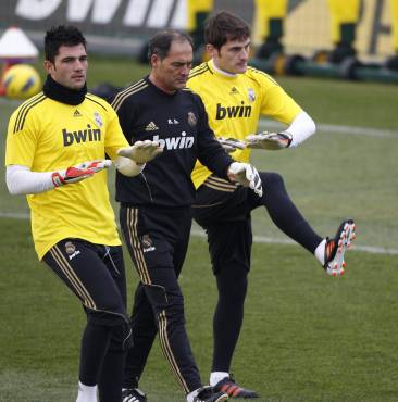 Silvino Louro junto a los ex guardametas del Real Madrid Iker Casillas y Antonio Adán.