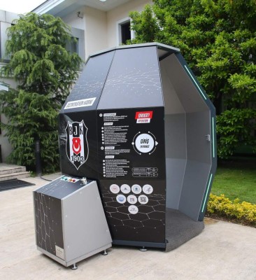 Besiktas busca frenar el contagio del coronavirus con moderna cabina de desinfección