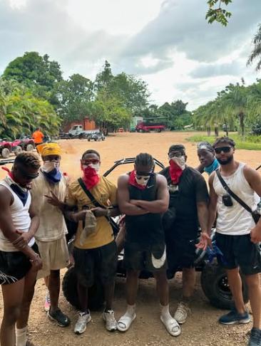 Bonitas vacaciones: futbolistas del Barcelona fueron captados a bordo de un yate lleno de mujeres