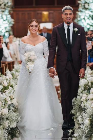 Araujo se casó en una iglesia metodista: su bella esposa, el único jugador del Barça que lo acompañó y la fiesta secreta