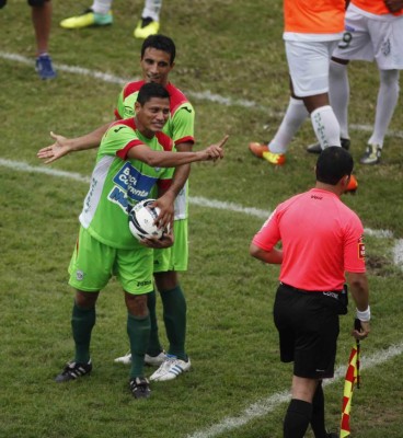 Con un exReal Madrid y una sorpresota: El once histórico de Marathón para Mario Berríos