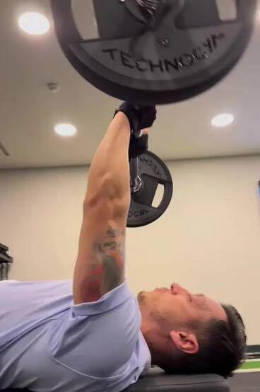 “Está hecho una bestia”: la tremenda transformación física de Mesut Özil tras el retiro del fútbol