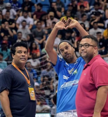 Increíble: Este es el doble que utilizó Ronaldinho para despistar a la prensa