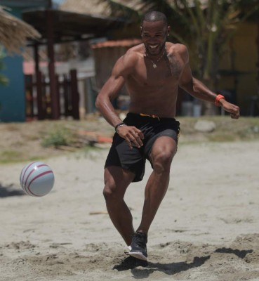 El reto del velocista hondureño Rolando Palacios en la playa