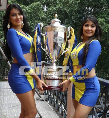 FOTOS: Clara y Bella, las muñecas que adornaron la Copa de campeón