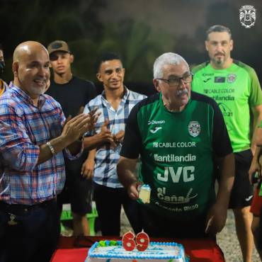 ¡Con pastel y mariachis! Marathón sorprendió al técnico Manolo Keosseián en el día de su cumpleaños