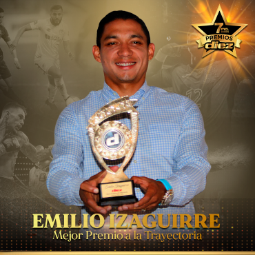 MEJOR PREMIO A LA TRAYECTORIA: Emilio Izaguirre recibió muy feliz su premio.
