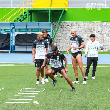 Marathón ya trabajó en el estadio Cementos Progreso previo al duelo de esta noche.