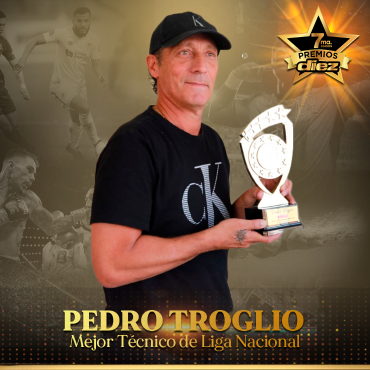 “Es difícil lograr uno de estos premios si no ganas un torneo, va dedicado a la familia y a la gente de Olimpia”. Troglio suma su cuarto trofeo de Premios Diez como mejor técnico.