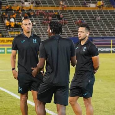 Jugadores de Honduras instalados en el National Stadium.