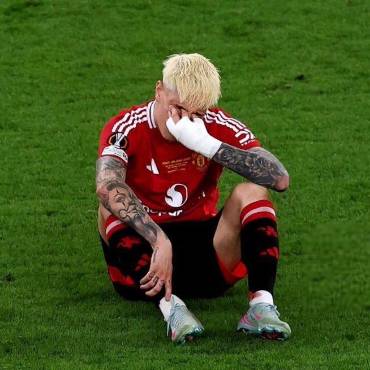 Alejandro Garchacho estaba hundido tras perder la final de la Europa League.