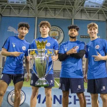 Aiden entrenando en las instalaciones del Manchester City.