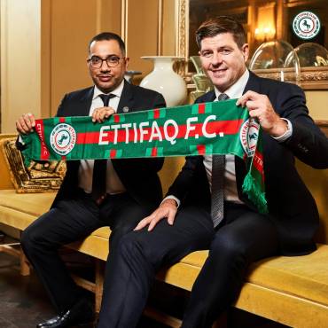 Giro inesperado: El sorprendente club al que dirigirá Steven Gerrard tras su mal paso por el Aston Villa