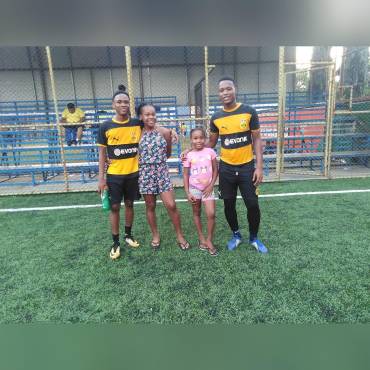 Bryan posando junto a sus hermanas y hermano mayor, Melker Alexander, que también es futbolista.