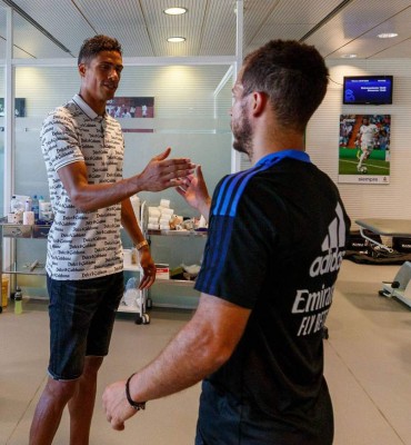 Entre lágrimas, emotivo discurso y abrazos: Así fue la despedida de Varane del Real Madrid