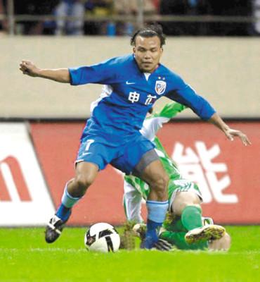 Futbolistas hondureños que fueron legionarios y que son pocos recordados con la camisa de estos clubes de Europa y Asia