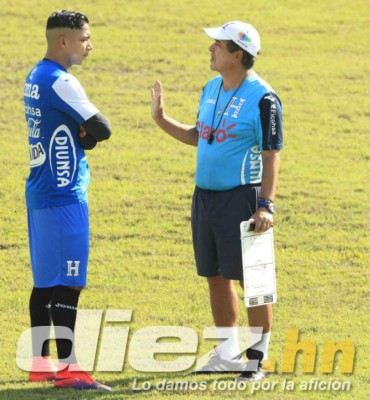 Risas, bromas y pláticas individuales de Pinto en el último entreno de Honduras