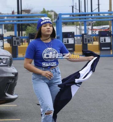 ¡Belleza y colorido! Ambientazo catracho en las afueras del Red Bull Arena para el Olimpia vs. Motagua